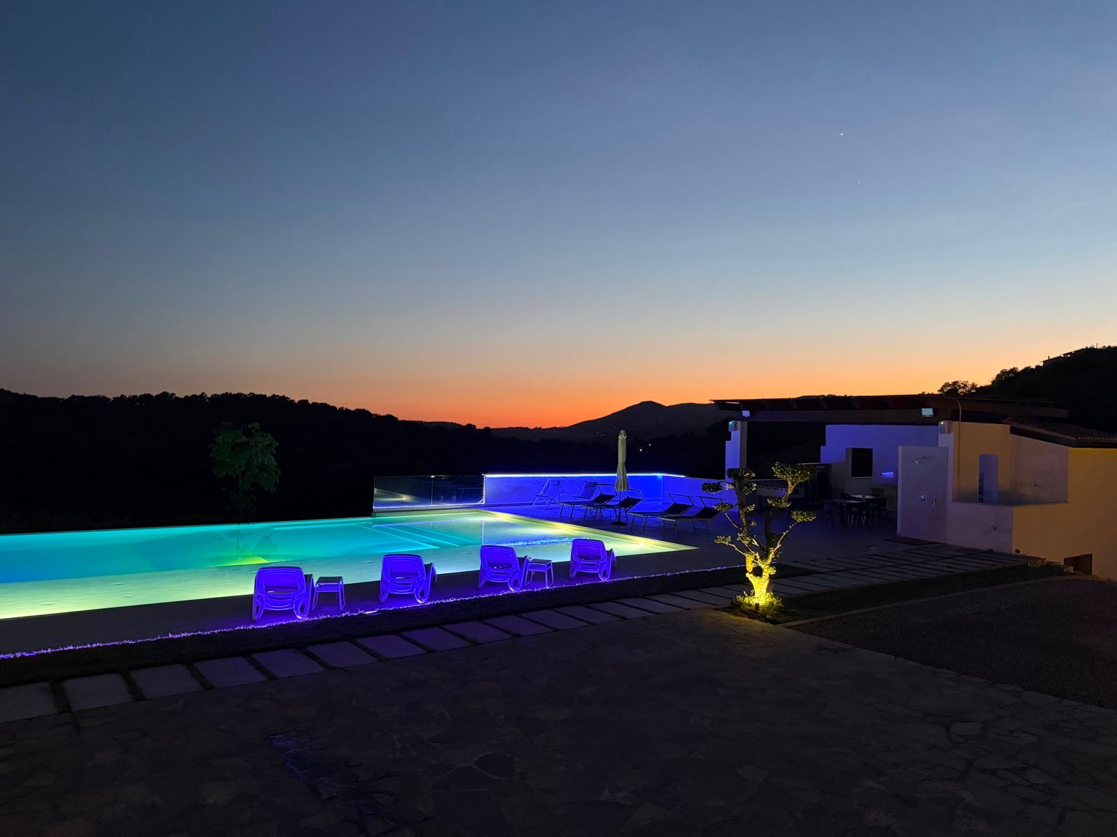 Piscina illuminata di blu al crepuscolo
