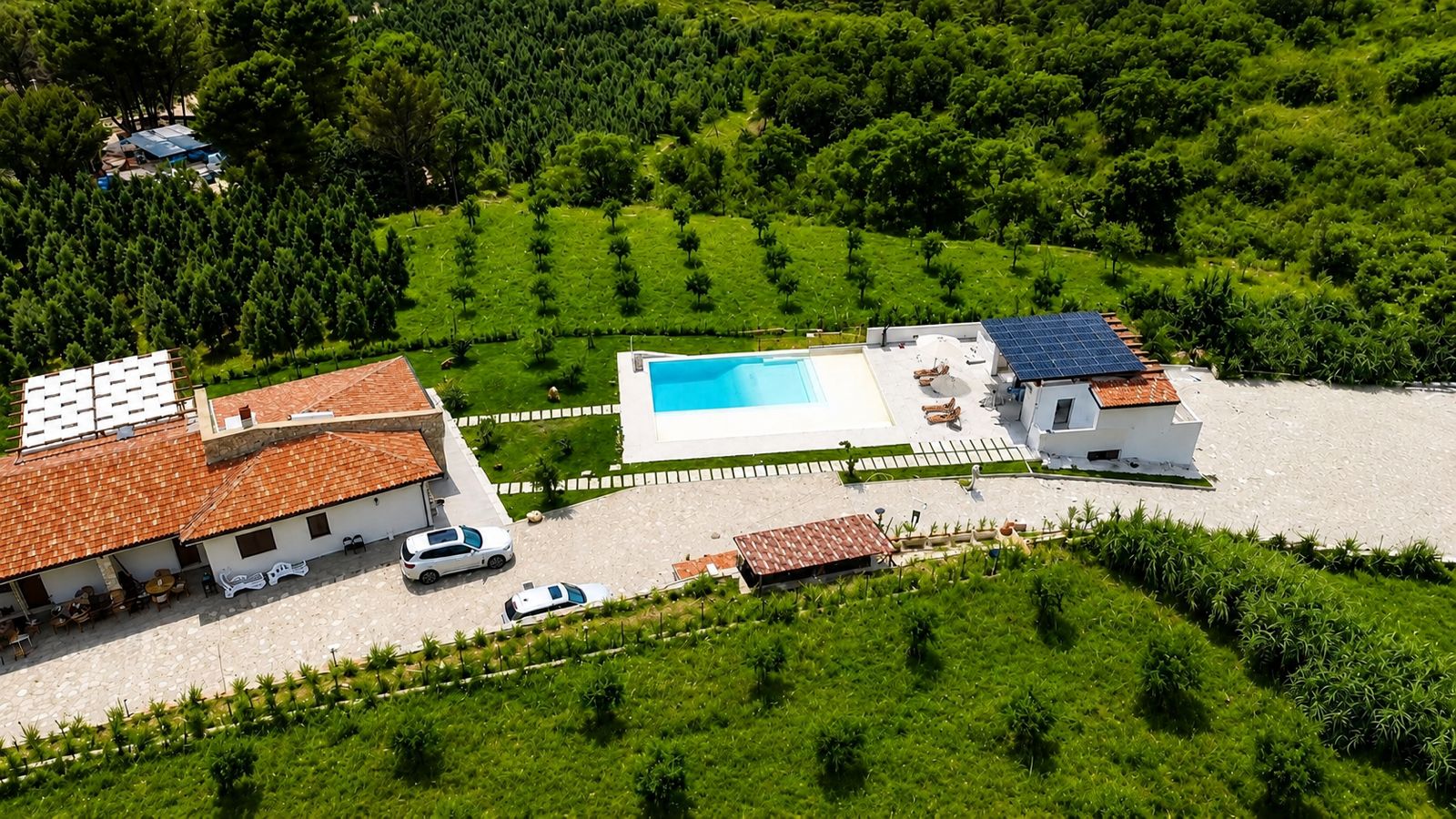 Vista aerea della piscina e degli esterni
