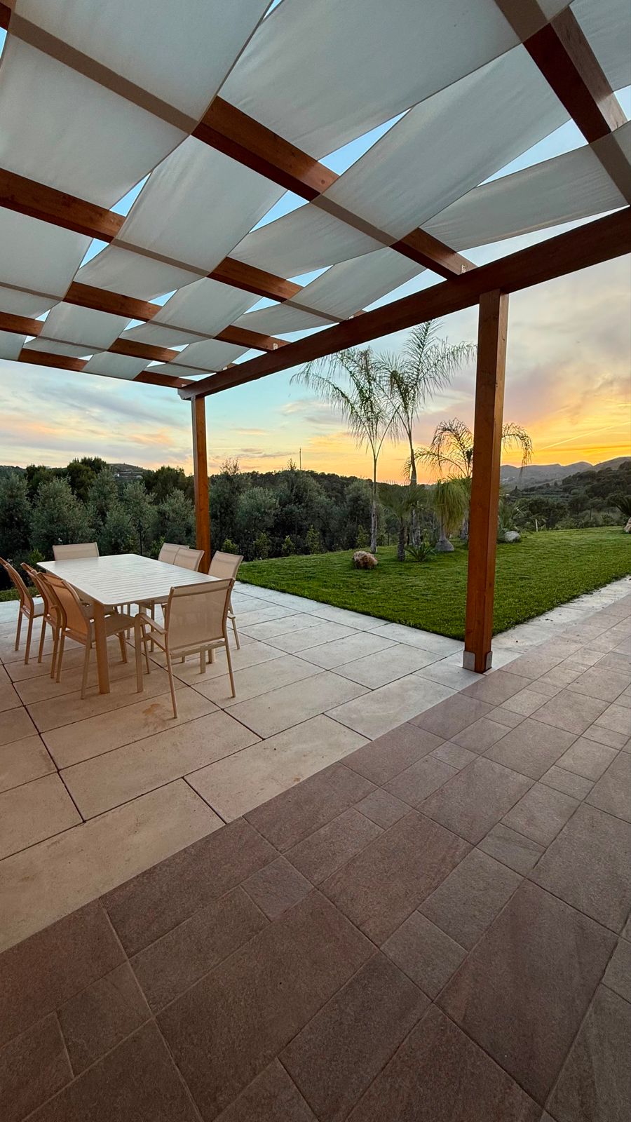 Pergola con tavolo da pranzo al tramonto