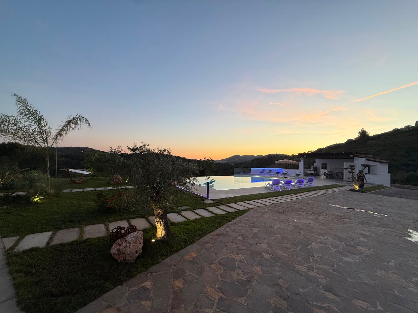 Giardino e piscina al tramonto