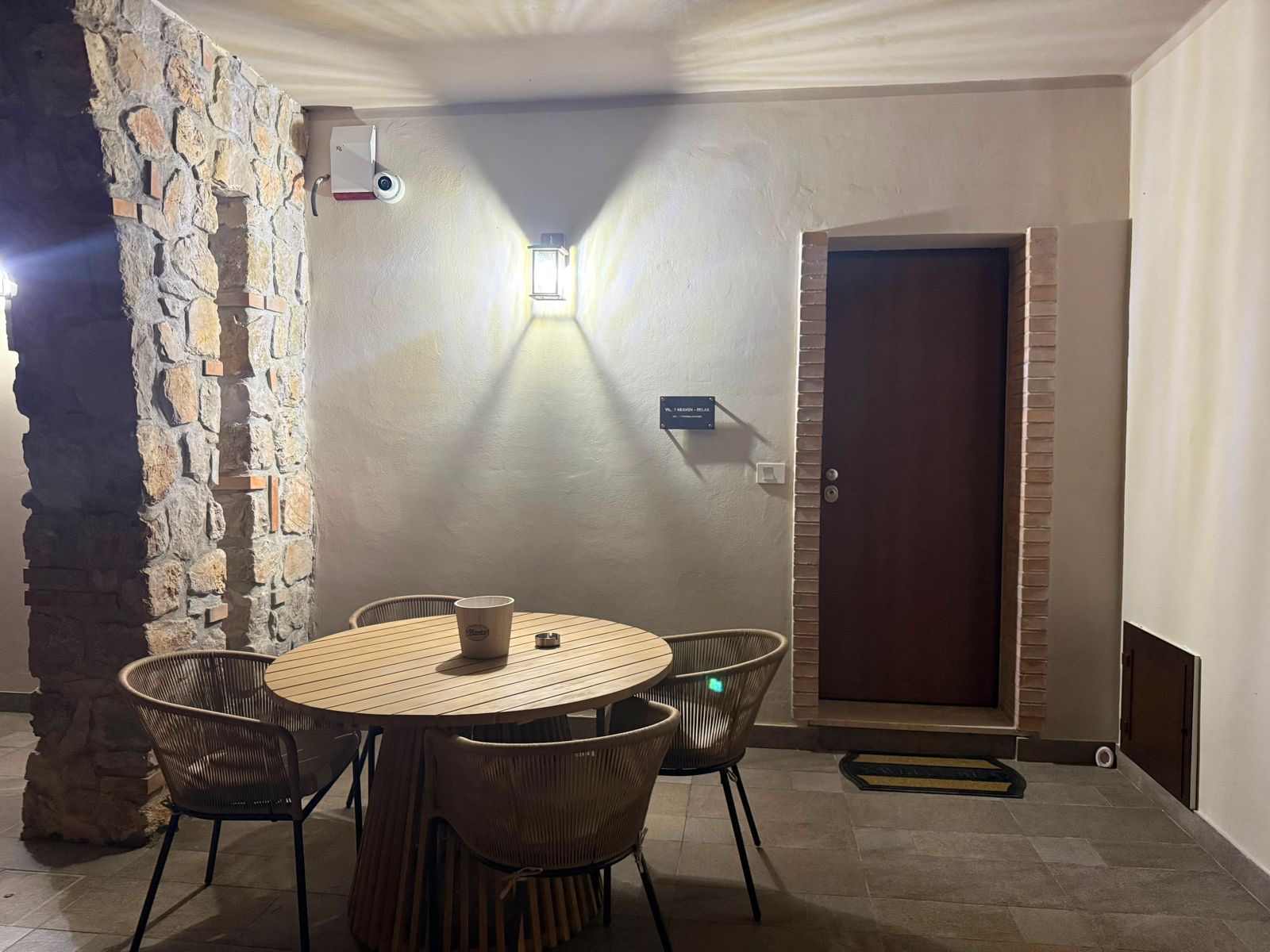 Ingresso di Villa Heaven Relax con tavolo in legno e parete in pietra