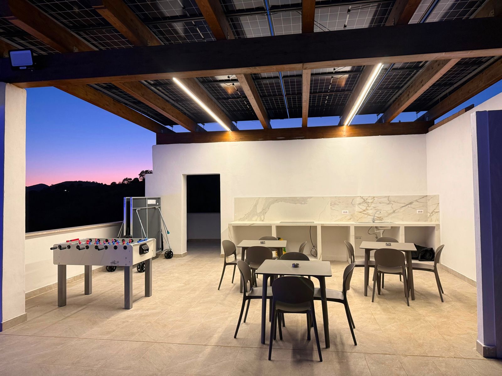 Area relax coperta con pergola fotovoltaica e calcio balilla