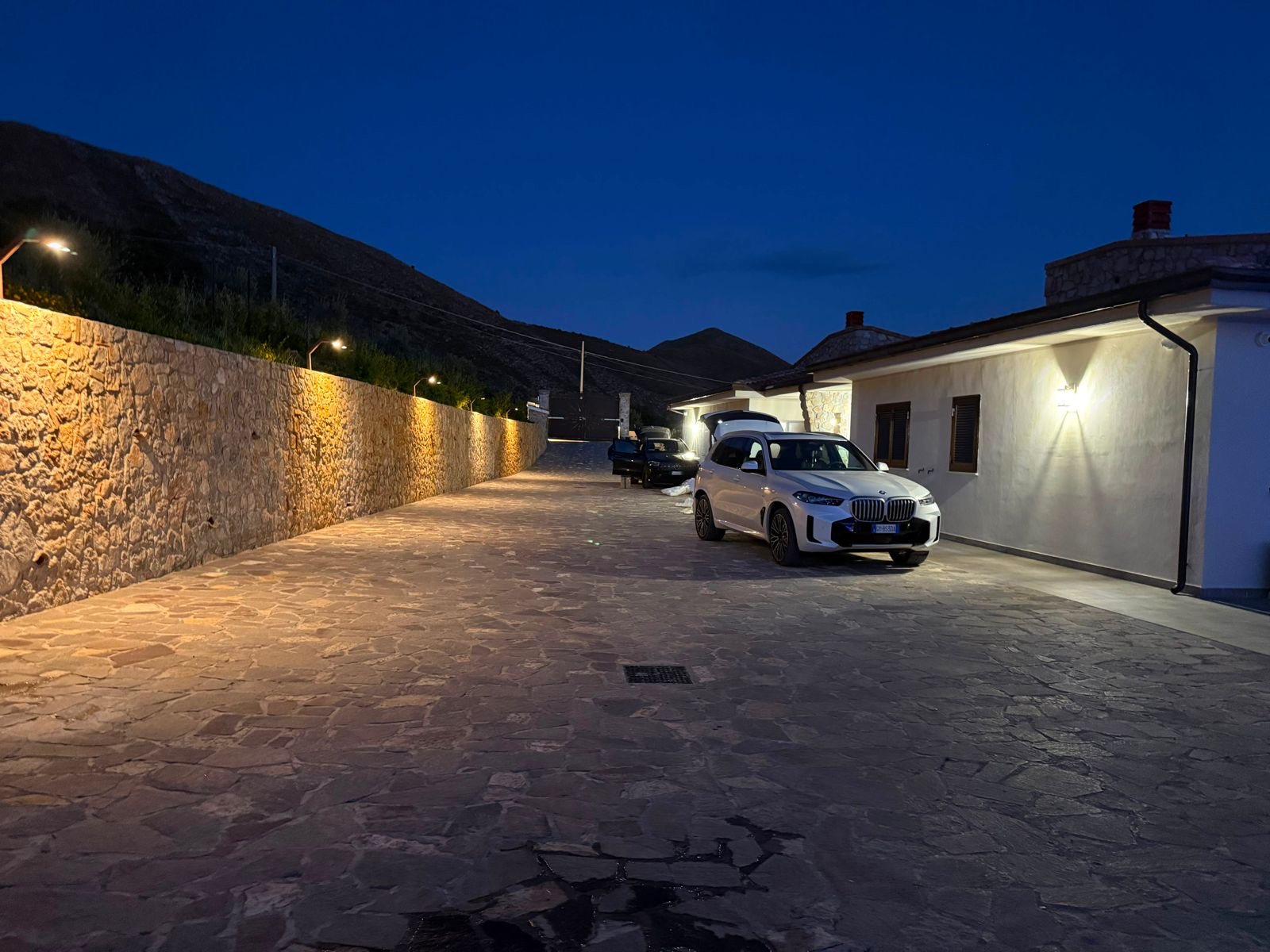 Ingresso e parcheggio della villa al crepuscolo