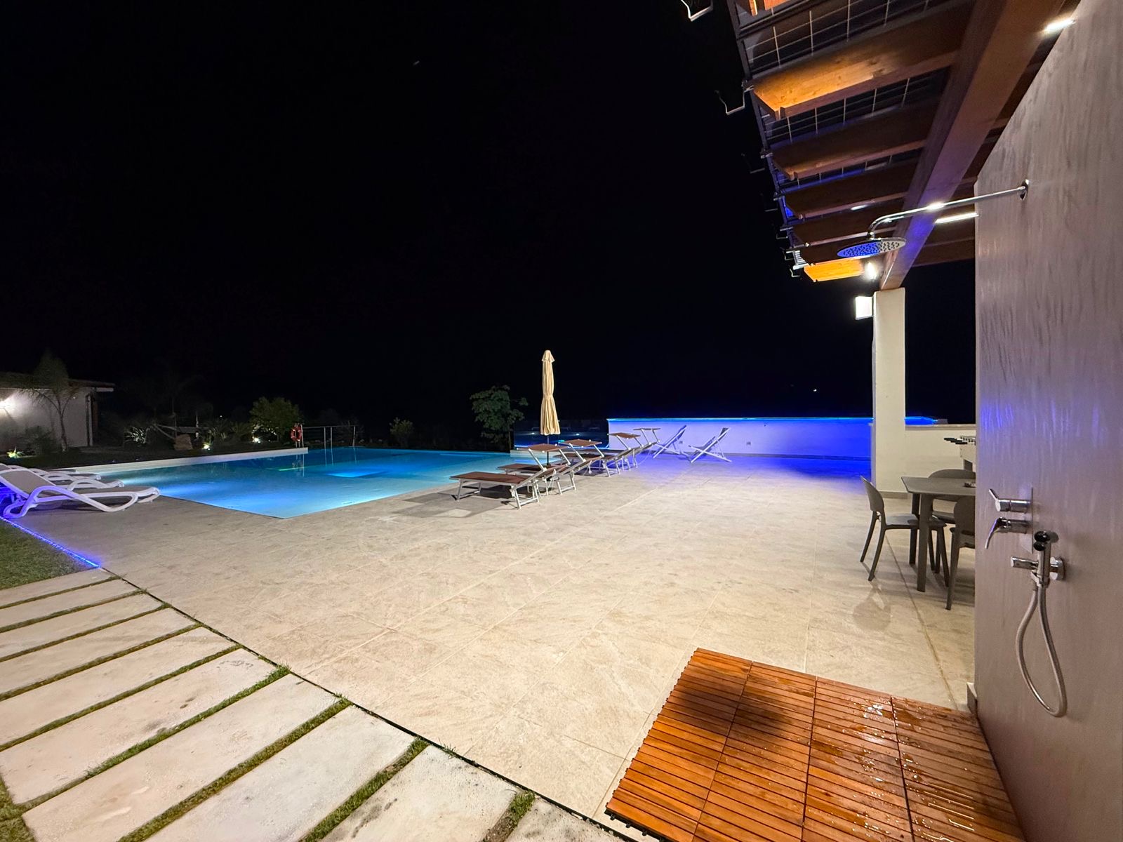 Piscina e doccia esterna di notte
