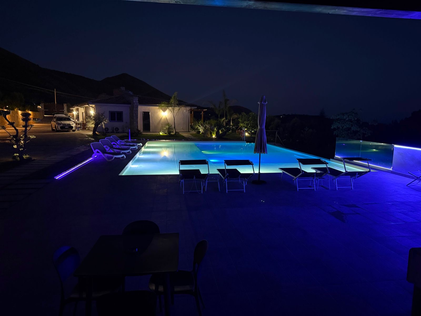 Piscina di notte con luci blu