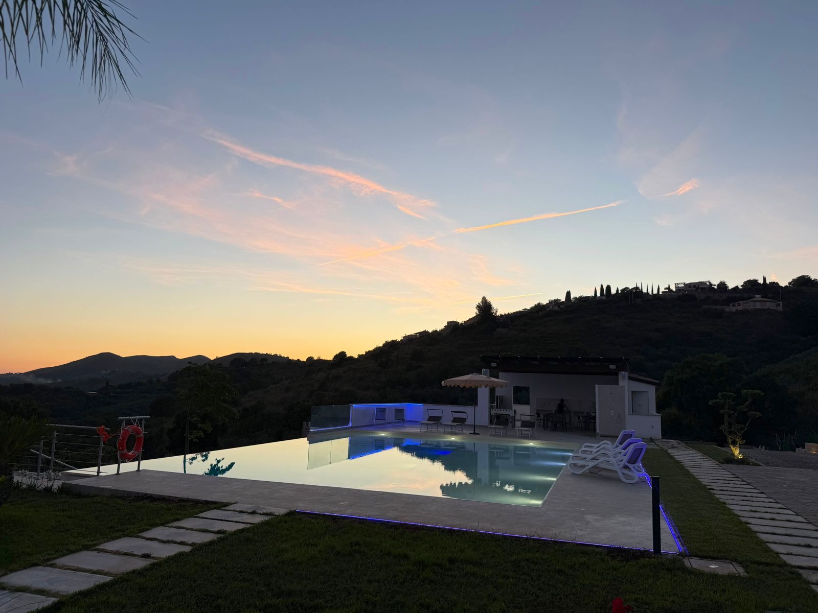 Piscina al crepuscolo con nuvole rosa