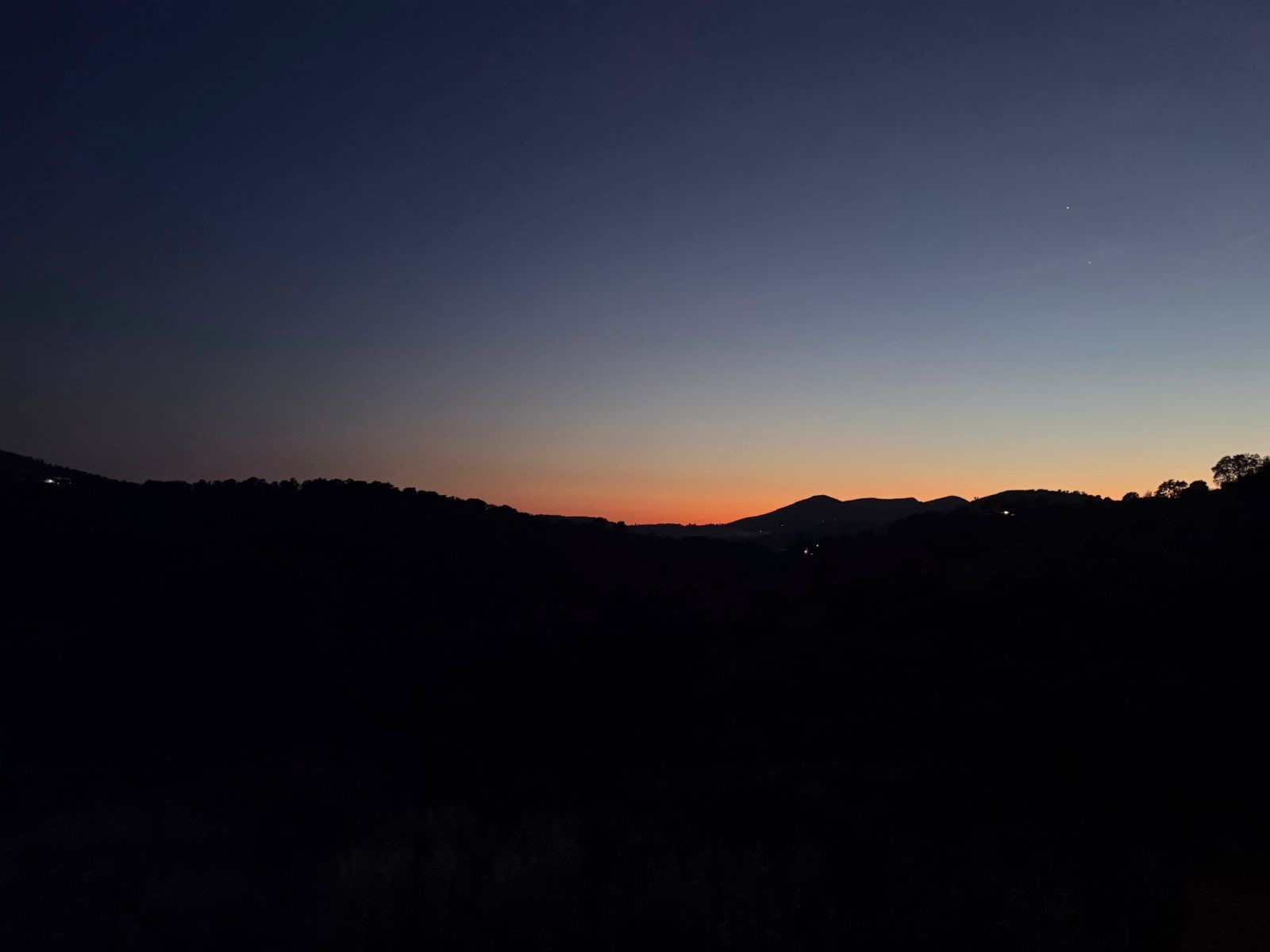 Vista panoramica delle colline al tramonto