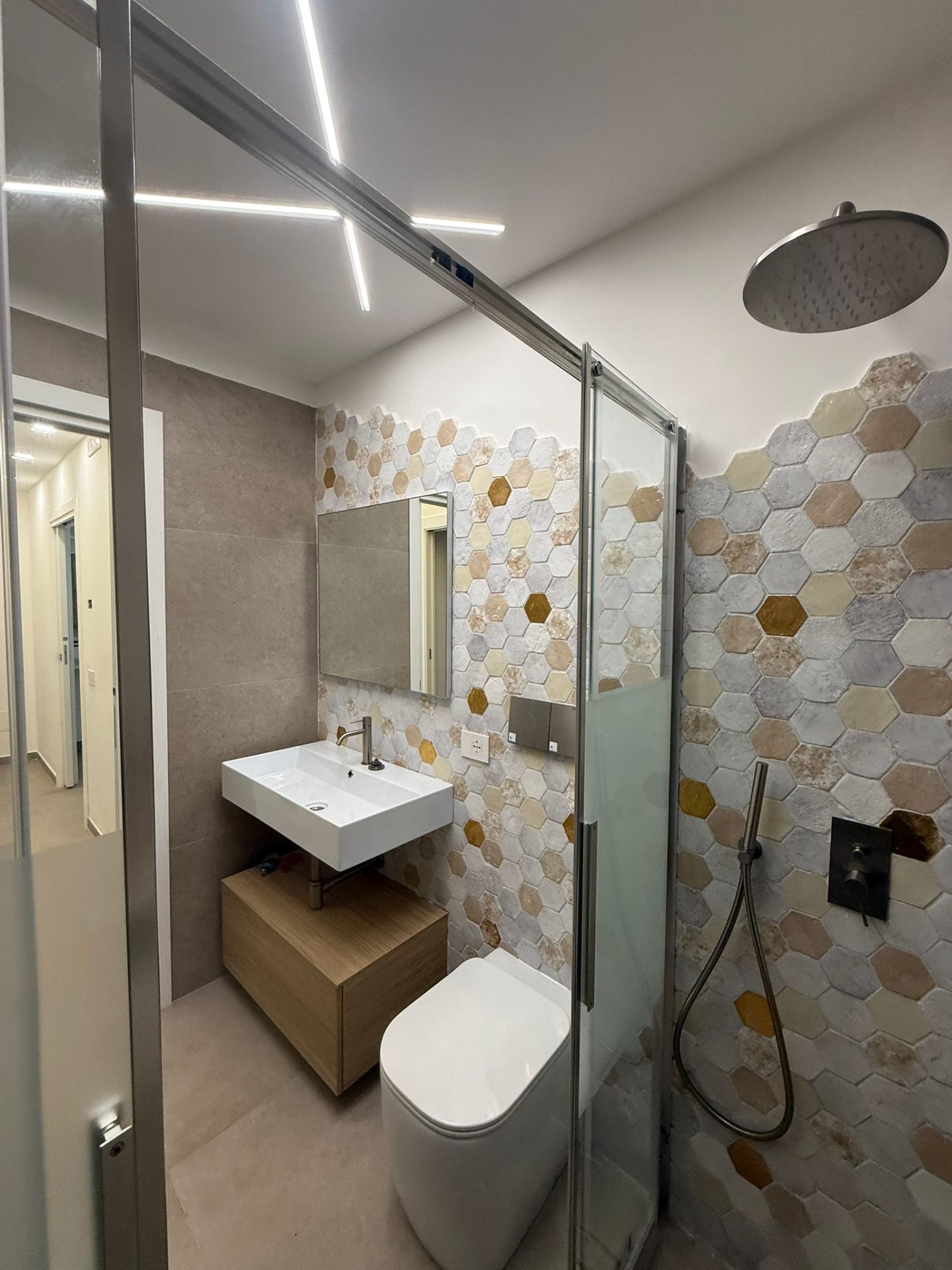 Bagno con piastrelle esagonali