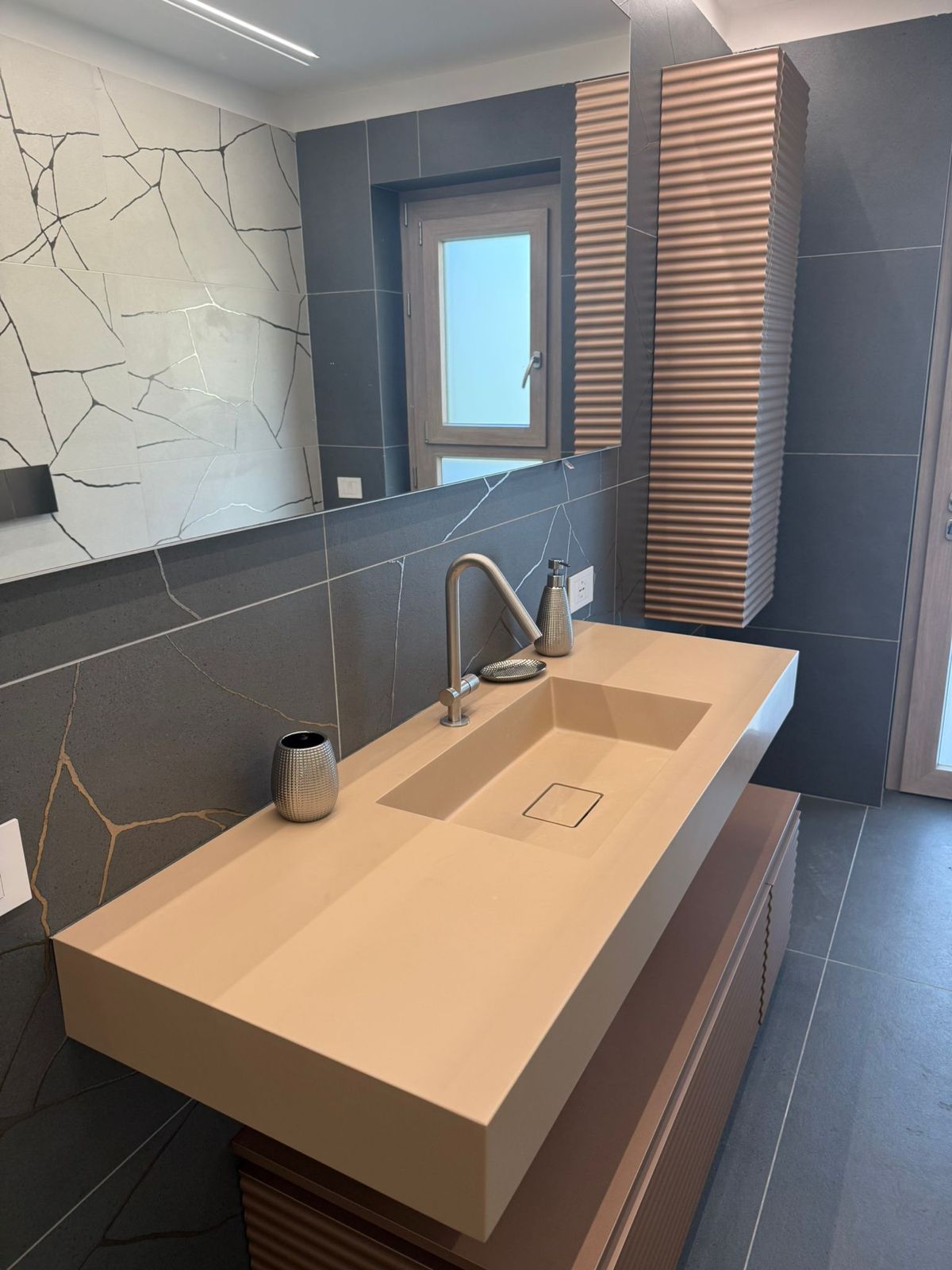 Bagno con lavabo design