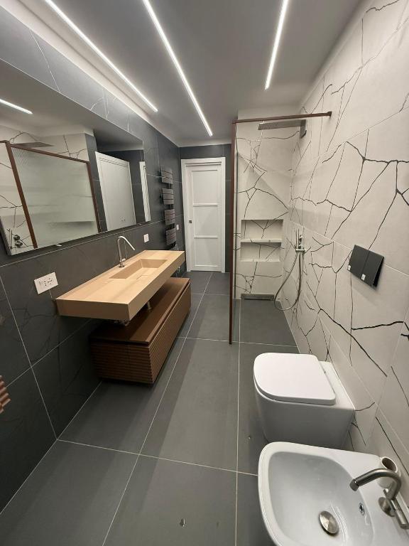 Bagno con effetto marmo e doccia walk-in