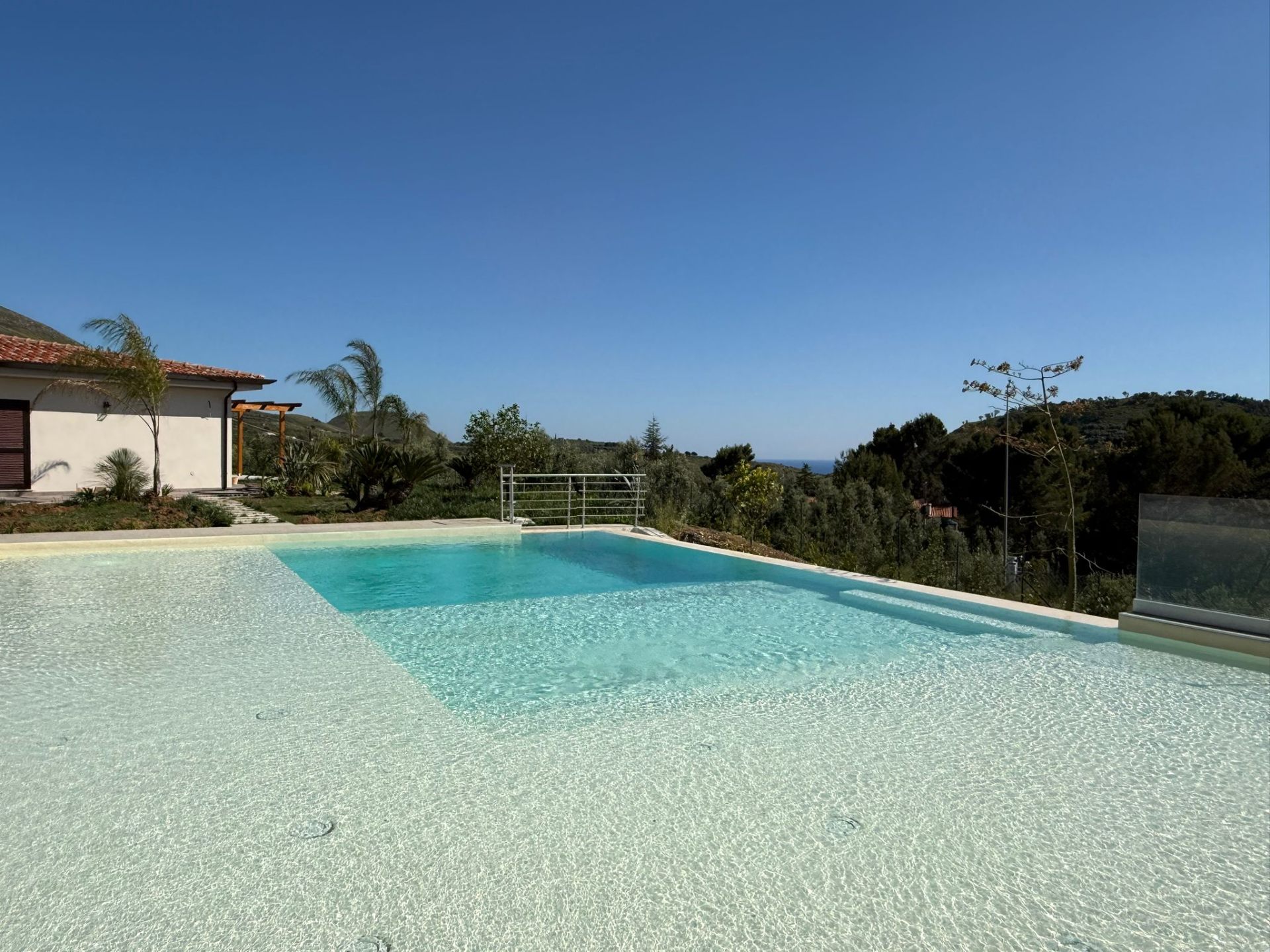 Piscina a sfioro