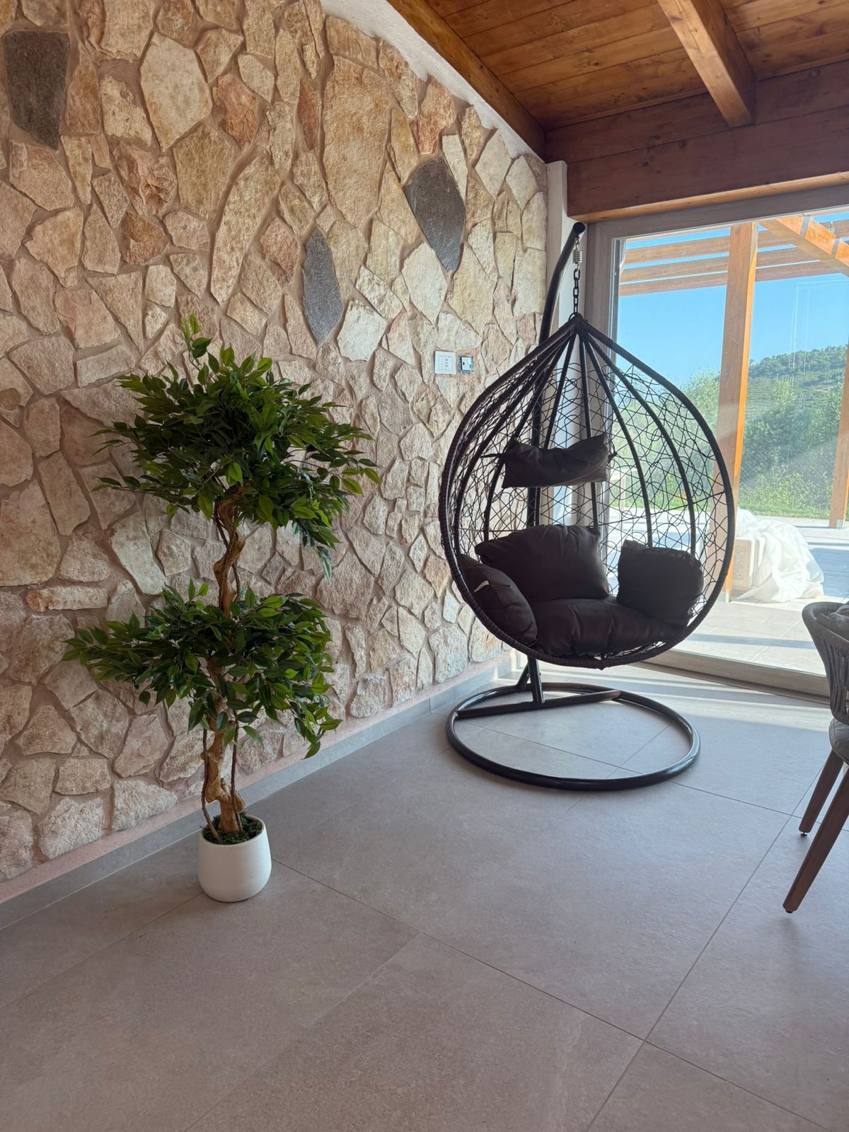 Angolo relax con poltrona sospesa